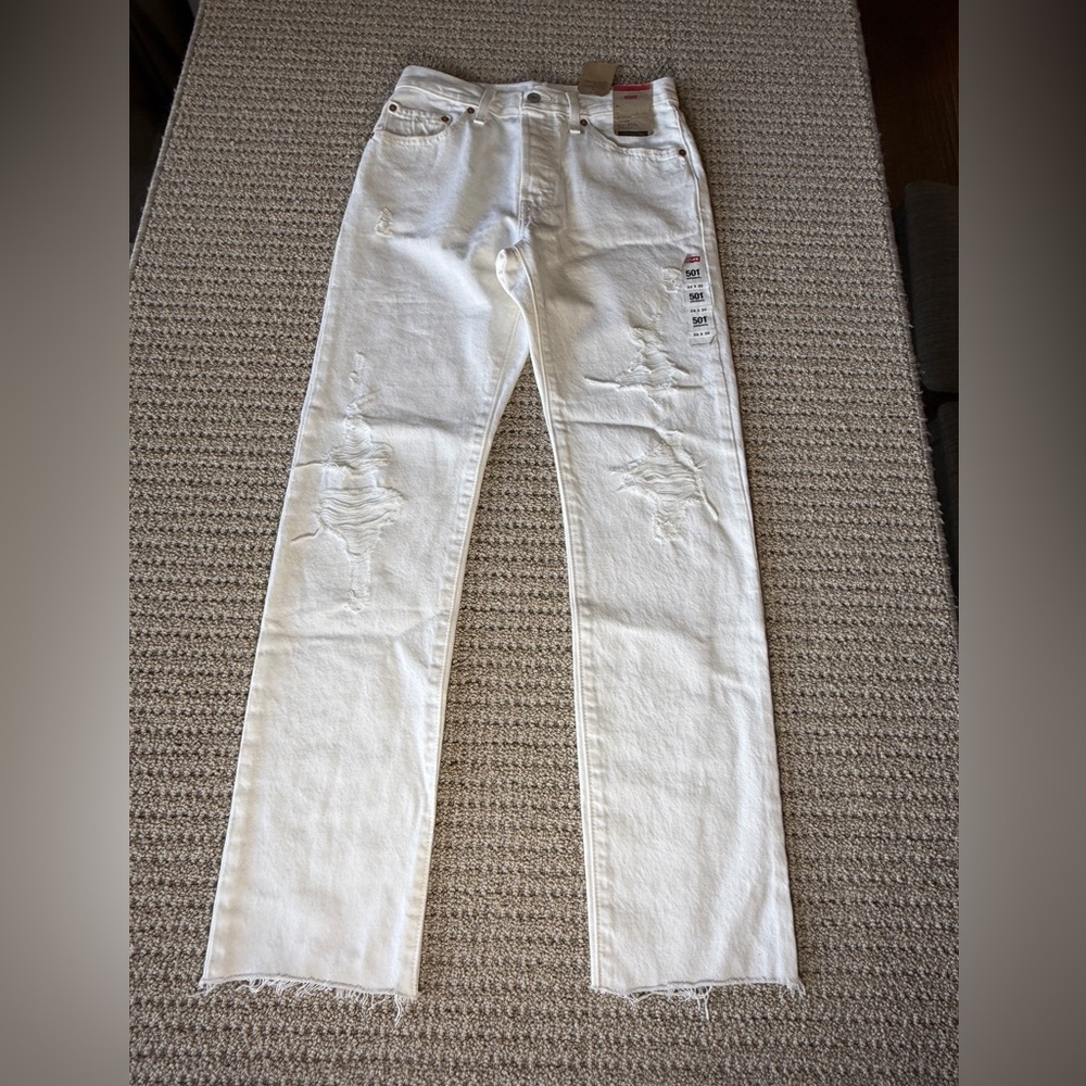 NWT Levi's Womens Jeans with Distressed Look. Size 26x30